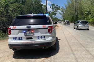 RCIPS K-9 Unit vehicle parked as police search for robbers, Cayman News Service