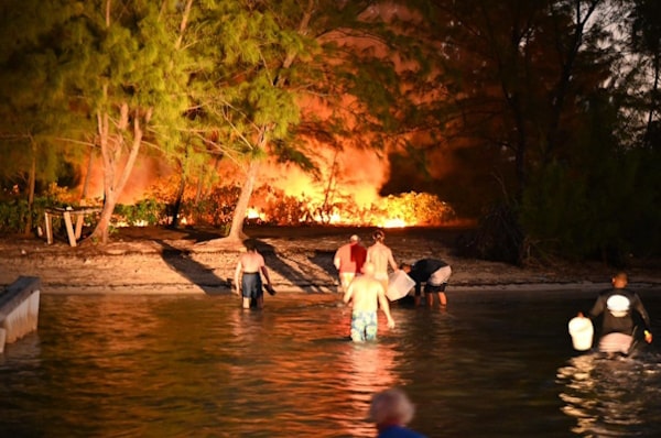 🔥 Boat crews and tourists tackle Starfish Point fire